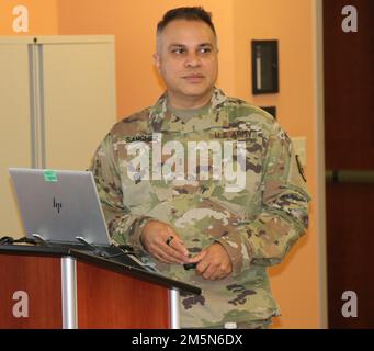 L’Adjudant-chef de la Réserve de l’Armée de terre 3 Michael Sanchez, un technicien en ressources humaines de la Brigade de signalisation tactique de théâtre de 505th, écoute lors d’un cours d’officier d’avis de dommages et d’agent d’assistance en cas de dommages, le 29 mars 2022, au Sgt James Witkowski de la Division de préparation, Centre de la Réserve des Forces armées de Mountain View, en Californie, 63rd. La formation de trois jours de CNO/CAO est la première formation en personne de 63rd RD à avoir suivi la pandémie de COVID-19 qui a temporairement déplacé l’instruction du cours en ligne en 2020. Banque D'Images