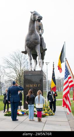 Air Force Col. Philip Forbes, États-Unis Représentant militaire national au quartier général suprême puissances alliées Europe, rend un soluté devant la statue équestre d'Albert I à Liège Belgique lors d'une cérémonie d'hommage pour commémorer la résistance des envahisseurs allemands pendant la première Guerre mondiale, le 29 mars 2022. Le roi Albert I est communément appelé le « roi chevalier » et le « roi soldat » pour son rôle pendant la première Guerre mondiale. (Photo DoD par Tech. Le sergent Daniel E. Fernandez) Banque D'Images