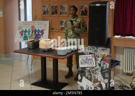 ÉTATS-UNIS Des soldats affectés à la 16th Brigade de soutien, à la 30th Brigade médicale, au 44th Expeditionary signal Battalion, et des civils de la communauté militaire des Baumholder ont observé le mois de l'histoire des femmes avec une cérémonie de coupe de gâteau à l'installation de restauration des Chevaliers Lair, Baumholder, Allemagne, le 29 mars 2022. L'événement a été présenté par le lieutenant-colonel Hans Lokodi, commandant du Bataillon des troupes spéciales de 16th, et par le maître Sergent Zerphlee Green, NCOIC des opérations spéciales, 16th Brigade de soutien. Banque D'Images