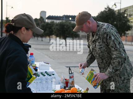 220329-N-GK686-1021 STATION AÉRIENNE NAVALE SIGONELLA (Italie) (29 mars 2022) – le chef principal de l’aviation Boatswain’s Mate (équipement) David Hooker, de Jacksonville, en Floride, stocke la nourriture à distribuer aux membres du service en l’honneur du prochain anniversaire du chef de l’aviation à la station aérienne navale Sigonella, 29 mars 2022. L’emplacement stratégique de NAS Sigonella permet aux forces américaines, alliées et des pays partenaires de se déployer et de réagir au besoin, assurant la sécurité et la stabilité en Europe, en Afrique et au Commandement central. Banque D'Images