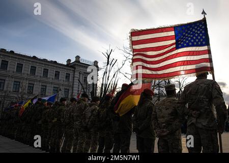 Le drapeau américain s'affiche alors qu'il est détenu par un soldat affecté au 3rd Bataillon, 66th Armored Regiment, 1st Infantry Division, lors de la célébration de la Journée de l'OTAN en Lituanie à Vilnius, Lituanie, 29 mars 2022. Cet événement a commémoré l'anniversaire de l'adhésion de la Lituanie à l'Alliance de l'Atlantique Nord. Banque D'Images