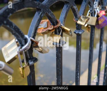 Détail des écluses d'amour sur une clôture en fer forgé noir à Camden Lock, Camden Town, Londres. Banque D'Images