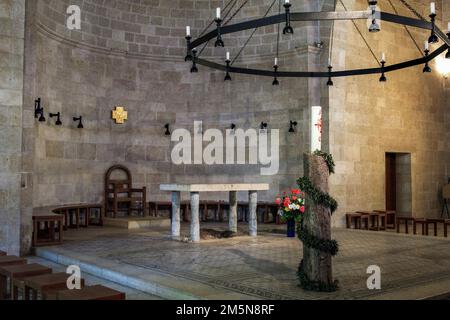 TABGHA, ISRAËL - 7 MAI 2011: C'est l'autel au-dessus de la pierre, où a fait le miracle de la multiplication des pains et des poissons par Jésus. Banque D'Images