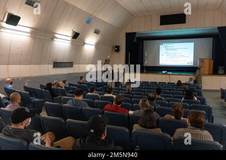 Craig Deatrick, directeur du Commandement de la gestion de l'installation - Pacifique, s'adresse à une foule de personnes des États-Unis Armée Garrison Daegu employés pendant une mairie à Camp Henry, République de Corée, 29 mars 2022. Deatrick s'est rendu aux États-Unis La garnison Daegu de l'armée fera le tour des installations d'installation et reconnaîtra les membres de l'équipe de l'IMCOM pour leur service exceptionnel. Banque D'Images