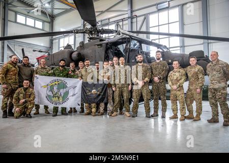 Des contrôleurs d'attaque de terminal interarmées des États-Unis, de Lettonie, d'Italie et du Canada se joignent aux pilotes Apache affectés au bataillon d'attaque 1-3rd, 12th Brigade de l'aviation de combat, pour un exposé sur les capacités d'un hélicoptère Apache AH-64D à la base aérienne de Lielvarde, en Lettonie, au 29 mars 2022. L'exposé des capacités aux JTACs de l'OTAN sur l'AH-64D permet également à ces derniers d'utiliser les États-Unis L'armée de l'aviation sur le champ de bataille. 12 L'ACR compte parmi les autres unités affectées au V corps, le Forward Deployed corps des États-Unis en Europe, qui travaille aux côtés des alliés de l'OTAN et des partenaires de sécurité régionaux Banque D'Images