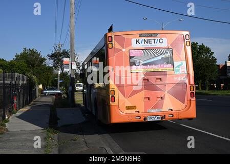 Vue arrière d'un bus Kinetic Run PTV, baigné de lumière du soleil lorsqu'il se trouve à un arrêt de bus Banque D'Images