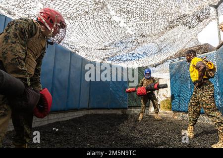 ÉTATS-UNIS Marine corps recrute avec Golf Company, 2nd Recruit Training Battalion, concourent contre un autre lors d'un pugil bâtons événement au Marine corps Recruit Depot, San Diego, 29 mars 2022. Les recrues ont exécuté de nombreuses techniques du Programme des arts martiaux du corps des Marines tout au long de l'événement Sticks Pugil. Banque D'Images
