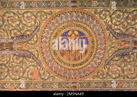 Mosaïque de plafond représentant Jésus-Christ dans la salle du souvenir à Alter Turm, ancienne tour, église du souvenir Kaiser-Wilhelm-Gedaechtniskirche, Berlin, Allemagne Banque D'Images