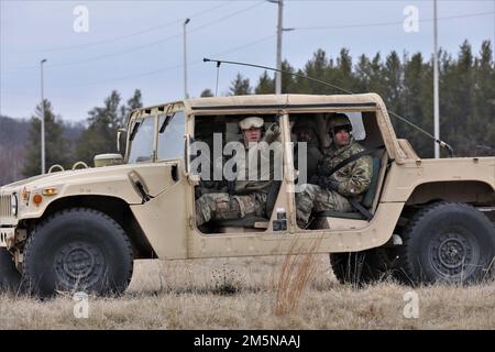 ÉTATS-UNIS Le sergent d'état-major de la Réserve de l'armée, Dalton Puccio, à gauche, affecté à la 395th Ordnance Company, 103rd Expeditionary Suprment Command, 79th Theatre Suprment Command, Neenah, dans le Wisconsin, raconte à ses collègues soldats, dont le sergent Daniel Arce, à droite, Observer la ligne de bois pendant qu’il effectue une patrouille itinérant à un point d’approvisionnement en munitions pendant l’entraînement annuel de l’entreprise à fort McCoy, Wisconsin, 29 mars 2022. Cette formation individuelle et collective a préparé l'entreprise à démontrer sa préparation à la formation de pré-mobilisation à fort Hood, Texas. Banque D'Images