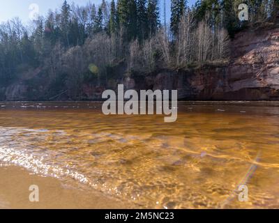 Charmant paysage printanier avec falaises de grès sur la rive de la rivière, eau de rivière fluide et claire, falaises de Kuku, rivière Gauja, Lettonie Banque D'Images