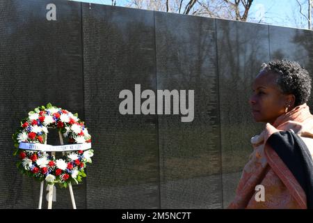 Mme Fern Sumpter Winbush, directrice adjointe principale de l'Agence de comptabilité de la Défense POW/MIA, s'arrête pour réfléchir au Mémorial de la guerre du Vietnam à l'occasion de la Journée nationale des anciens combattants du Vietnam, à 29 mars 2022, à Washington, DC. Depuis 1973, les restes de plus de 1 000 Américains tués pendant la guerre du Vietnam ont été identifiés et retournés à leurs familles pour inhumation avec des honneurs militaires complets. L'Office poursuit vigoureusement le plus grand nombre possible de comptes pour 1 584 membres du personnel américain disparus de la guerre, y compris des civils. (Photo du ministère de la Défense par Ashley M. Wright) Banque D'Images