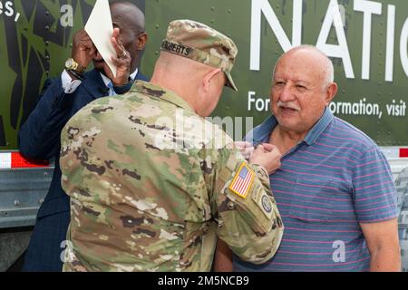 ÉTATS-UNIS L'armée Jason McRoberts, commandant du 502nd Groupe de soutien de la Force, le Sgt. Maj., remet la médaille du service au Vietnam aux anciens combattants du Vietnam présents lors de la cérémonie de commémoration des anciens combattants de la guerre du Vietnam, le 29 mars 2022, à la base conjointe San Antonio-fort Sam Houston, Texas. Banque D'Images