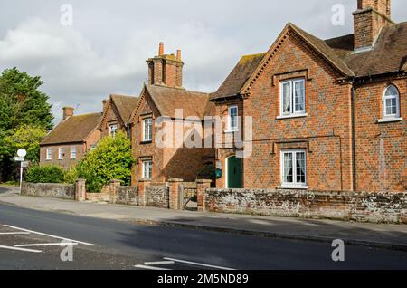 Aldermaston, Royaume-Uni - 27 octobre 2021 : maisons historiques au milieu du village d'Aldermaston, dans un après-midi ensoleillé d'automne dans le Berkshire. Banque D'Images