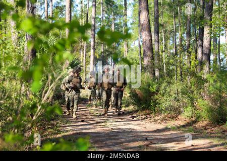 ÉTATS-UNIS Les Marines, avec le quartier général et le quartier général de l'escadron (H&HS), de la station aérienne du corps maritime de Beaufort, dirigent le cours d'endurance de combat pour le Spring Showdown de l'escadron H&HS au corps des Marines Recruit Depot Parris Island, en Caroline du Sud, en 29 mars 2022. L'événement a été organisé pour construire une camaraderie, améliorer la cohésion de l'unité et accroître la préparation physique au sein de H&HS. Banque D'Images