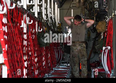 L'ancien Airman Gordon Massett, 36th escadron de transport aérien C-130J Super Hercules chargé de charger, enveloppe un bandana autour de sa tête tout en effectuant des tâches de pré-vol à l'aérodrome de la Marine royale thaïlandaise U-Tapao, Thaïlande, 29 mars 2022. C'était la première occasion de formation entre la base aérienne de Yokota et la Royal Thai Air Force à l'intérieur des frontières de la Thaïlande depuis le début de la pandémie COVID-19. Banque D'Images