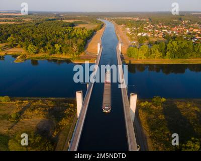 Tir de drone, cargo sur le canal Mittelland, jonction de la voie navigable de Magdeburg, pont du canal, canal Mittelland, Elbe, Magdebourg, Saxe-Anhalt, Allemagne Banque D'Images