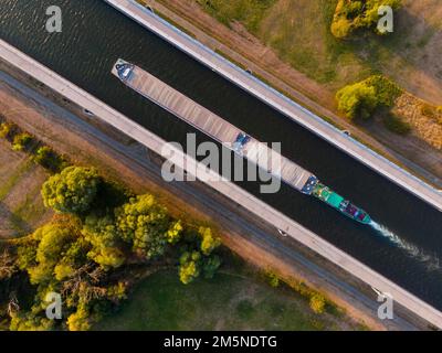Cargo sur le canal de Mittelland, jonction de la voie navigable de Magdeburg, pont du canal, canal de Mittelland, Elbe, Magdebourg, Saxe-Anhalt, Allemagne Banque D'Images
