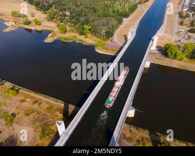 Tir de drone, cargo sur le canal Mittelland, jonction de la voie navigable de Magdeburg, pont du canal, canal Mittelland, Elbe, Magdebourg, Saxe-Anhalt, Allemagne Banque D'Images