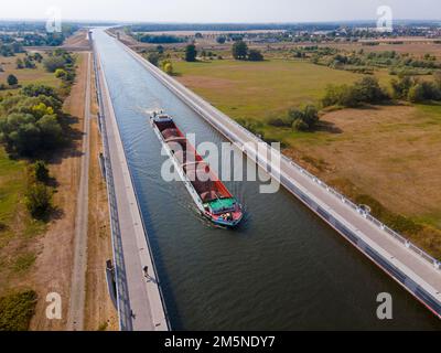 Tir de drone, cargo sur le canal Mittelland, jonction de la voie navigable de Magdeburg, pont du canal, canal Mittelland, Elbe, Magdebourg, Saxe-Anhalt, Allemagne Banque D'Images