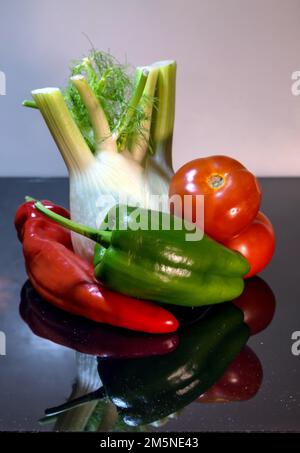 Divers légumes comme décoration, poivrons, fenouil, tomates Banque D'Images