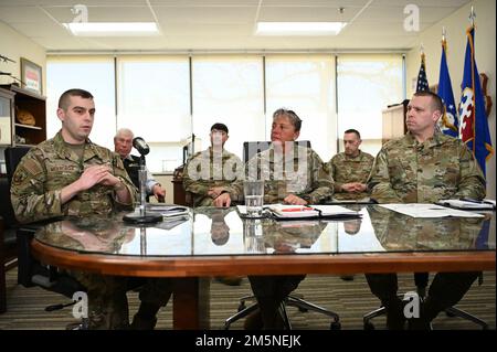 Le capitaine Christopher McEachran, à gauche, officier des opérations de l'escadron 66th des forces de sécurité, parle lors d'un événement en direct à la mairie de la base aérienne de Hanscom, au Massachusetts (29 mars), comme le colonel Katrina Stephens, commandant de l'installation, et le chef-sergent William Hebb, chef du commandement de l'installation, ainsi que d'autres. Au cours de l'événement, les chefs ont abordé les événements et sujets à venir tout au long de l'installation. Banque D'Images