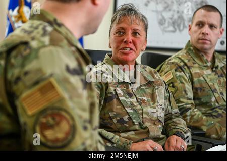 Le colonel Katrina Stephens, au centre, commandant de l'installation, pose au Maj Joshua Caragan, à gauche, commandant de l'escadron de soutien de la Force 66th, une question au cours d'un événement en direct à la mairie de la base aérienne de Hanscom, au Massachusetts (29 mars), en tant que chef du Sgt William Hebb, chef du commandement de l'installation, regarde. Au cours de l'événement, les chefs ont abordé les événements et sujets à venir tout au long de l'installation. Banque D'Images