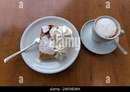Strudel aux pommes avec crème et cappuccino Banque D'Images