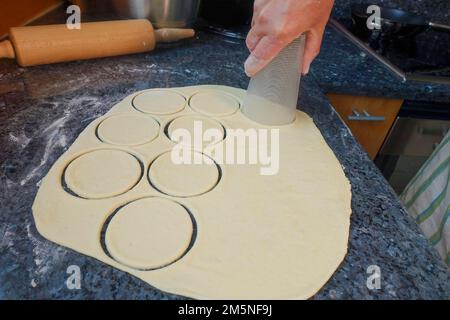 Cuisine souabe, préparation de mini dinnete, également dennete, dinnede, dennete, copieuse, salées, coupant les blancs de pâte de levure avec du verre, levure brute Banque D'Images