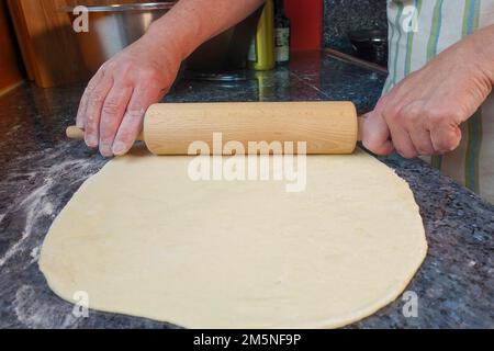 Cuisine souabe, préparation de mini dinnete, également dennete, dinnede, denetle, rouler la pâte de levure crue, pâtisserie de levure, cuisson, du four Banque D'Images