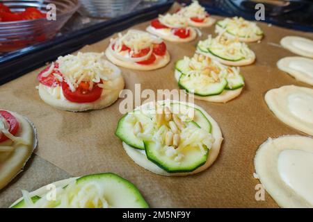 Cuisine souabe, préparation mini dinnete, également dennete, dinnede, dennete, copieuse, salée, de la pâte à pain, de la pâte à pain crue au pin rôti Banque D'Images