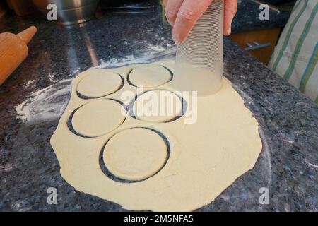 Cuisine souabe, préparation de mini dinnete, également dennete, dinnede, dennete, copieuse, salées, coupant les blancs de pâte de levure avec du verre, levure brute Banque D'Images