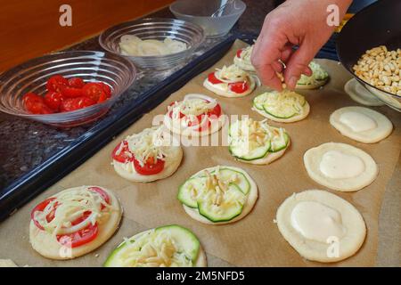 Cuisine souabe, préparation Mini-Dinnete, également Dennete, Dinnede, Dennetle, pâte de levure copieuse, salée et crue saupoudrée de pignons de pin torréfiés Banque D'Images