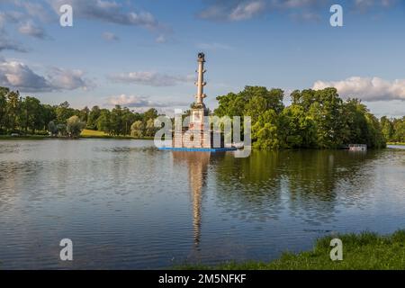 Pouchkine, Russie - 12 juillet 2022 : colonne de Chesme sur l'île de Grand Pond dans le parc Catherine à Tsarskoye Selo Banque D'Images