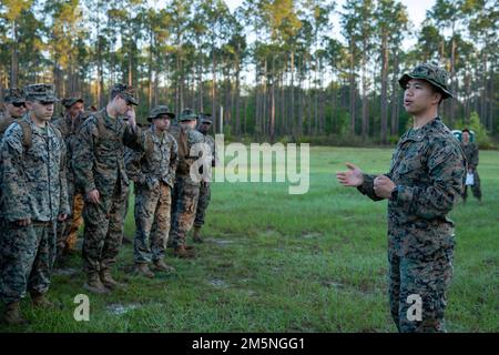 ÉTATS-UNIS Corps maritime 1st le lieutenant Julian C. Taruc, un officier d'ingénieur de combat du combat Logistics Regiment 37, 3rd Marine Logistics Group, livre un briefing de sécurité lors de l'exercice Dragon Atlantique sur le camp de débarquement, Floride, États-Unis, 29 mars 2022. Atlantic Dragon est un exercice de génération de force qui pousse le Régiment de logistique de combat 37 à titre de groupe d'opérations d'assemblage d'arrivée pour fournir un soutien logistique tactique à la Force expéditionnaire maritime de l'IMII. L'exercice consiste en une tactique expérimentale de déchargement de l'équipement militaire par une force maritime prépositionnée qui soutiendra l'entraînement de l'exercice sur le terrain Banque D'Images