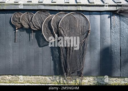 filets de pêche accrochés au mur pour sécher. Enkhuizen (pays-Bas) Banque D'Images