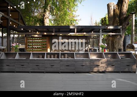 Terrasse extérieure en bois, cuisine de rue, espace de préparation des repas de rue. Banque D'Images