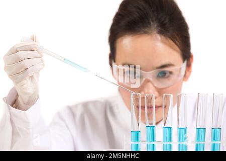 Le réactif que les femmes scientifiques ont observé in vitro Banque D'Images