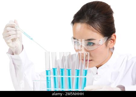 Le réactif que les femmes scientifiques ont observé in vitro Banque D'Images