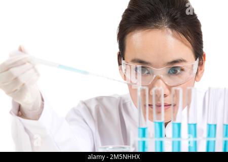 Le réactif que les femmes scientifiques ont observé in vitro Banque D'Images