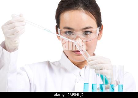 Le réactif que les femmes scientifiques ont observé in vitro Banque D'Images