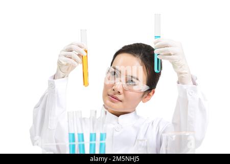 Le réactif que les femmes scientifiques ont observé in vitro Banque D'Images