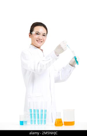 Le réactif que les femmes scientifiques ont observé in vitro Banque D'Images