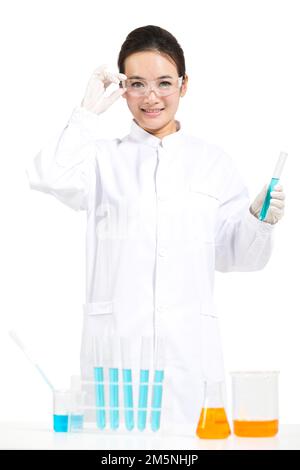 Le réactif que les femmes scientifiques ont observé in vitro Banque D'Images