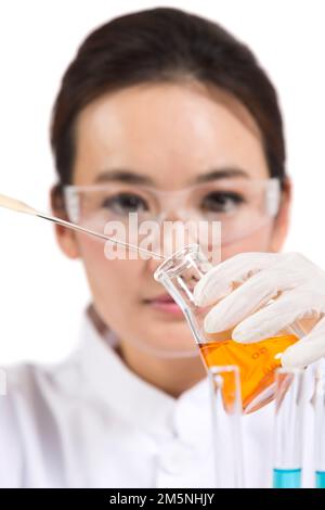 Le réactif que les femmes scientifiques ont observé in vitro Banque D'Images