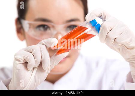 Le réactif que les femmes scientifiques ont observé in vitro Banque D'Images
