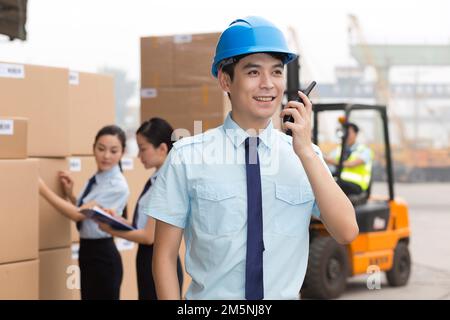 Personnel de gestion d'entrepôt logistique avec interphone Banque D'Images