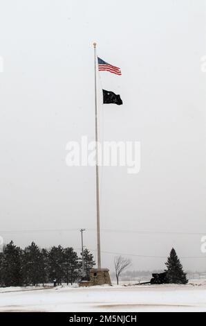 Le drapeau américain sur le mât de la garnison est affiché le 24 février 2022 à fort McCoy, Wisconsin. Situé au cœur du Midwest supérieur, fort McCoy est le seul des États-Unis Installation de l'armée dans le Wisconsin. L'installation a fourni un soutien et des installations pour la formation sur le terrain et en classe de plus de 100 000 militaires de tous les services presque chaque année depuis 1984. Pour en savoir plus sur fort McCoy, consultez https://home.army.mil/mccoy, sur Facebook en recherchant « ftmccoy », et sur Twitter en recherchant « usagmccoy ». Banque D'Images