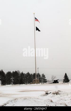 Le drapeau américain sur le mât de la garnison est affiché le 24 février 2022 à fort McCoy, Wisconsin. Situé au cœur du Midwest supérieur, fort McCoy est le seul des États-Unis Installation de l'armée dans le Wisconsin. L'installation a fourni un soutien et des installations pour la formation sur le terrain et en classe de plus de 100 000 militaires de tous les services presque chaque année depuis 1984. Pour en savoir plus sur fort McCoy, consultez https://home.army.mil/mccoy, sur Facebook en recherchant « ftmccoy », et sur Twitter en recherchant « usagmccoy ». Banque D'Images