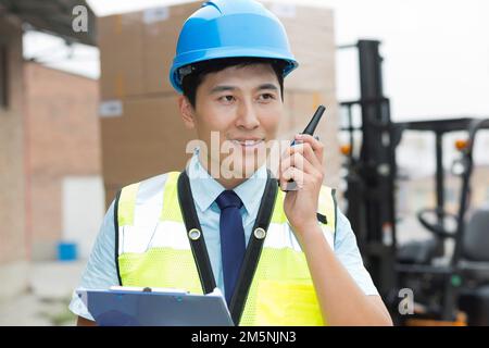 Personnel de gestion d'entrepôt logistique avec interphone Banque D'Images