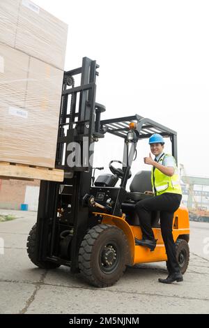 Chariot élévateur à fourche de l'entrepôt de logistique, clé USB Banque D'Images